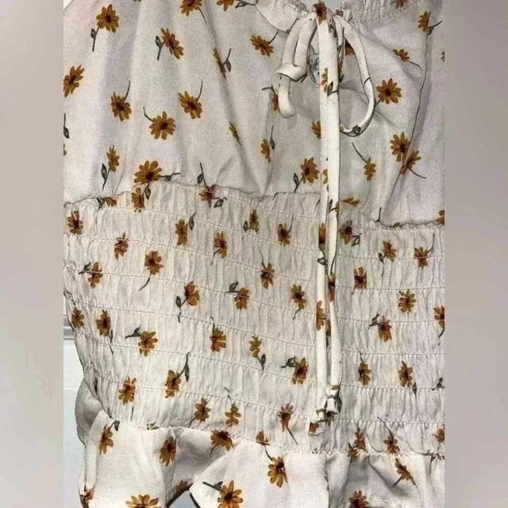 NWT! Sienna sky, beige sunflower top‎ Size M Summer, Vacation, Crop, Floral A44 - Picture 2 of 6